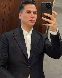 صوفيا طالوني: ويكيبيديا، عمرها، ديانتها، أصلها، زوجها، السيرة الذاتية والمعلومات الشخصية صوفيا طالوني، الاسم الذي أثار جدلًا واسعًا على مواقع التواصل الاجتماعي في السنوات الأخيرة، هي شخصية مغربية معروفة في مجال التجميل وعالم السوشيال ميديا. اسمها الحقيقي هو نوفل موسى، وهو شاب مغربي من مدينة الحسيمة، نشأ في بيئة محافظة قبل أن ينتقل إلى الخارج ليصنع لنفسه مسارًا مختلفًا تمامًا. في هذا المقال، سنستعرض أهم المعلومات عن صوفيا طالوني، بما في ذلك عمرها، ديانتها، أصلها، حياتها الشخصية، وسيرتها الذاتية. أصل صوفيا طالوني وعائلتها نوفل موسى، المعروف سابقًا باسم صوفيا طالوني، وُلد ونشأ في مدينة الحسيمة شمال المغرب. تنتمي عائلته إلى منطقة الريف، وهي معروفة بقيمها المحافظة وتقاليدها العريقة. قرر نوفل الانتقال خارج المغرب للعمل في مجال التجميل، حيث أثبت نفسه كخبير تجميل ومؤثر في عالم السوشيال ميديا. عمر صوفيا طالوني على الرغم من عدم توفر معلومات دقيقة حول تاريخ ميلادها، يُعتقد أن صوفيا طالوني أو نوفل موسى في العقد الثالث من عمره. ظهرت في العديد من المناسبات ومقاطع الفيديو التي تُظهر شخصيتها المفعمة بالحيوية والشغف بعملها في مجال التجميل. ديانة صوفيا طالوني ديانة نوفل موسى هي الإسلام. على الرغم من حياته المثيرة للجدل، فقد صرح أكثر من مرة أنه لم يترك الإسلام وظل محافظًا على صلته بمعتقداته. ومع ذلك، أثارت تحولاته الشخصية واختياراته نمط حياة جديد جدلًا واسعًا في المجتمع المغربي. التحول الجنسي وتبني اسم "صوفيا طالوني" خلال إقامته في الإمارات العربية المتحدة، خضع نوفل موسى لتحول جنسي، وبدأ يظهر بهوية أنثوية تحت اسم "صوفيا طالوني". أثارت هذه الخطوة صدمة في مجتمعه وأصبحت موضوعًا للنقاش على وسائل الإعلام المغربية والعربية. كما اتخذت صوفيا طالوني من منصات التواصل الاجتماعي وسيلة للتعبير عن نفسها ومشاركة تفاصيل حياتها وعملها. زوج صوفيا طالوني وحياتها الشخصية لم تتوفر معلومات مؤكدة حول زواج صوفيا طالوني أو وجود شريك في حياتها. ركزت غالبية حياتها العلنية على عملها في مجال التجميل وأنشطتها على وسائل التواصل الاجتماعي. كانت حياتها مليئة بالتحديات، خاصة مع الانتقادات التي واجهتها بسبب قراراتها الشخصية. التوبة والعودة إلى نوفل موسى في يناير 2025، أعلن نوفل موسى توبته وعودته إلى هويته الذكورية الأصلية، معلنًا تخليه عن شخصية "صوفيا طالوني". جاء هذا الإعلان خلال افتتاح فرع جديد لعيادته التجميلية في إسطنبول. وأعرب نوفل عن ندمه على أفعاله السابقة ورغبته في بدء صفحة جديدة تتماشى مع قيمه ومعتقداته الدينية والاجتماعية. السيرة الذاتية والإنجازات بدأ نوفل موسى حياته المهنية كخبير تجميل واستطاع بناء قاعدة جماهيرية كبيرة من خلال منصات التواصل الاجتماعي. خلال مسيرته، ركز على تقديم نصائح التجميل والمكياج، مستقطبًا اهتمام الكثير من الأشخاص في المغرب وخارجه. وبعد إعلان توبته، أكد أنه سيستمر في العمل في مجال التجميل، ولكنه يسعى لتصحيح مسار حياته والتركيز على أعمال إيجابية. الخاتمة تبقى قصة نوفل موسى، أو صوفيا طالوني، مثالًا على التحديات التي يواجهها الأفراد في مجتمعنا العربي عند اتخاذ قرارات جريئة. سواء أحبها البعض أو انتقدوها، تظل قصتها مليئة بالدروس حول الهوية، الدين، والثقافة، وأهمية التوبة والعودة إلى الجذور.