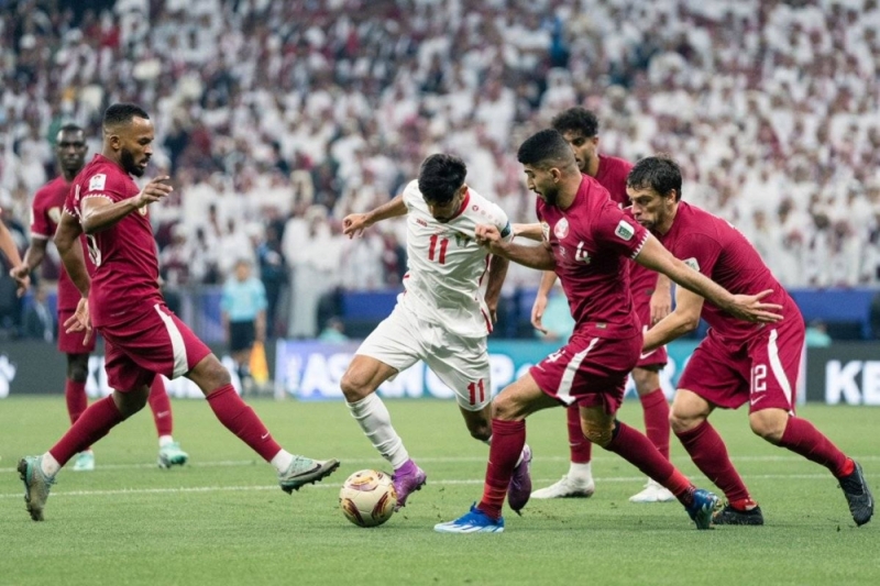 خبير تحكيمي يكشف خطأ ارتكبه حكم مباراة قطر والأردن في نهائي كأس آسيا