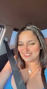 من هي ام شامبو ويكيبيديا، السيرة الذاتية